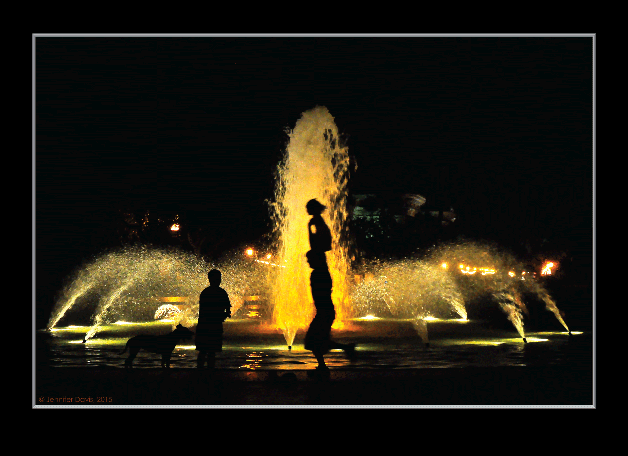 photograph, photo, night photograph, silhouette, fountain, fountain illumated